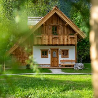 Zbudi me za prvi maj … v pravljičnih hiškah.
💚
-----

Wake me up for 1st May ... in small houses which are like in fairytale.
💚

📸 @momaproduction_mojcaodar 

#alpikchaletsbohinj #bohinj #lakebohinj #JulianAlps #triglavnationalpark
#triglavskinarodnipark #spring #summer #greenaccommodation #exploreslovenia
#nature #holidays #wooden #chalets