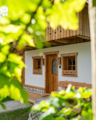 Zelena, dobrodošla. Smo te veseli. :)
Okolica naših lesenih hišk je že polna življenja, dnevi, ko drevesa ozelenijo so nam še posebej pri srcu. Kaj pa vam? 
—
Green, welcome. We are so happy that you are here. :)
The surroundings of our wooden houses are already full of life, and the days when trees turn green are especially dear to us. Do you also enjoy this time of year?

📸 Moma Production

#alpikchaletsbohinj #bohinj #JulianAlps #triglavnationalpark #triglavskinarodnipark #spring #greenaccommodation #woodenchalet #exploreslovenia #greenhaven #greenheaven #spring #pomlad