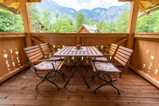 Začeti dan s takim razgledom je res privilegij.
🌟
----
It's a privilege to start the day with a view like this.
🌟

📸 @momaproduction_mojcaodar 

#alpikchaletsbohinj #bohinj #JulianAlps #triglavnationalpark #triglavskinarodnipark #spring #summer #greenaccommodation #woodenchalet